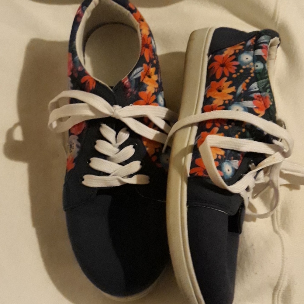 Sneakers - Picture 3 of 4
